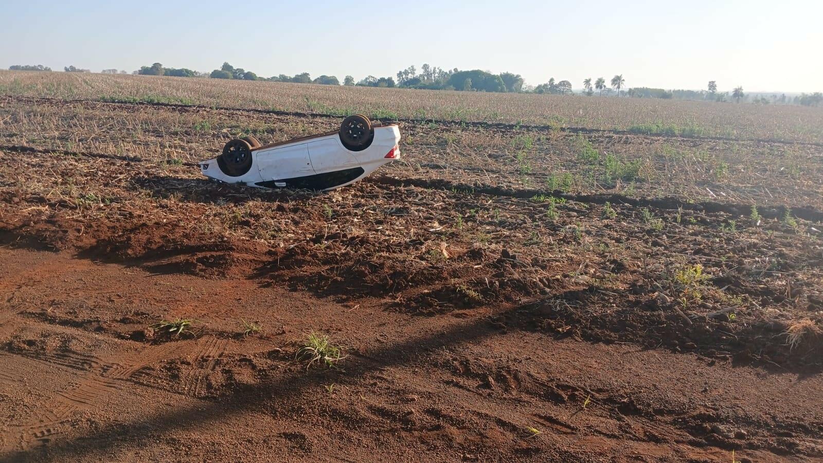 Carro capota em estrada vicinal de Rio Brilhante