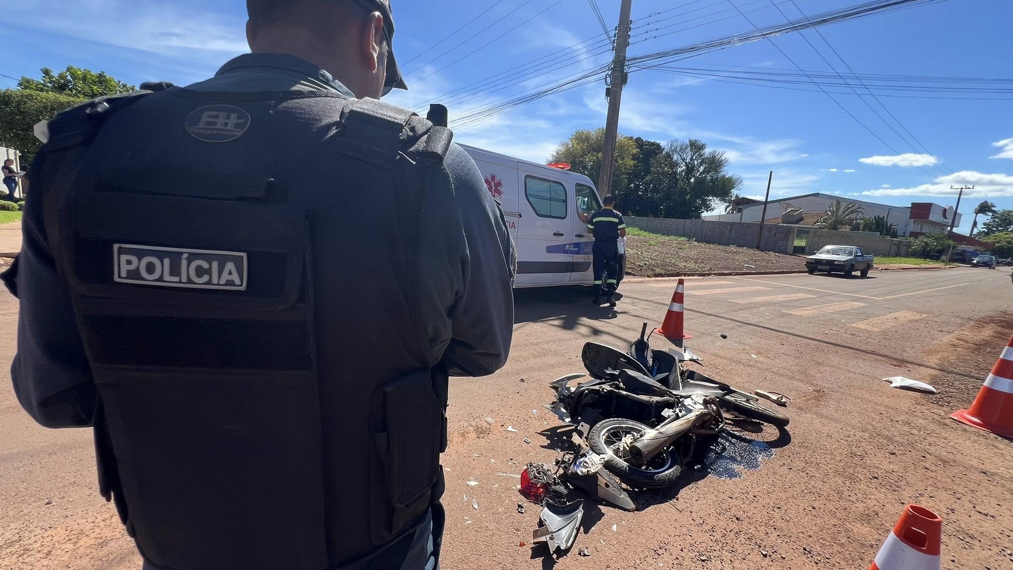 Ônibus passa em cima de motocicleta e jovem sai ilesa em Rio Brilhante
