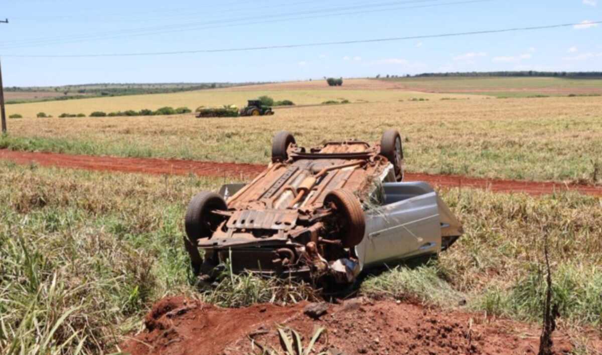 Carro ‘rampa’ em quebra-molas e capota na BR-262