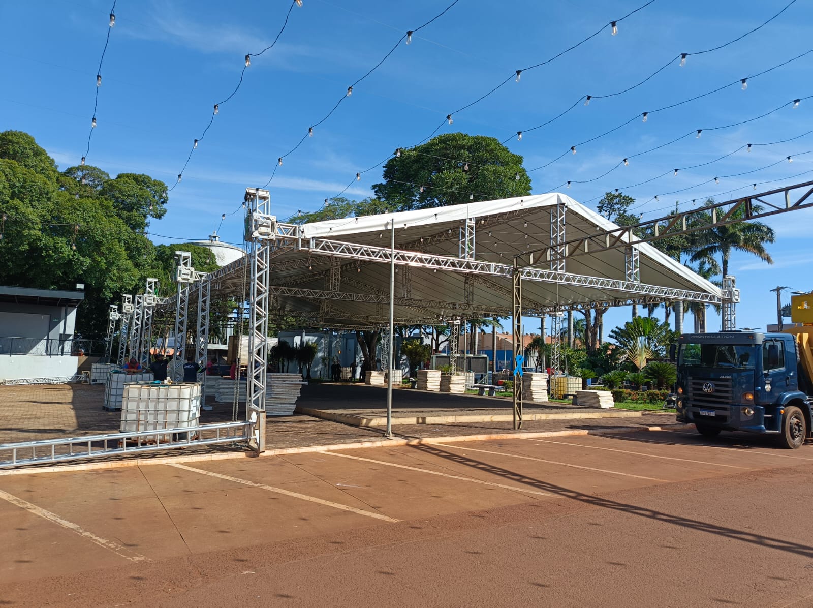 Decorações para o Natal Brilhante começa ser montado em Rio Brilhante