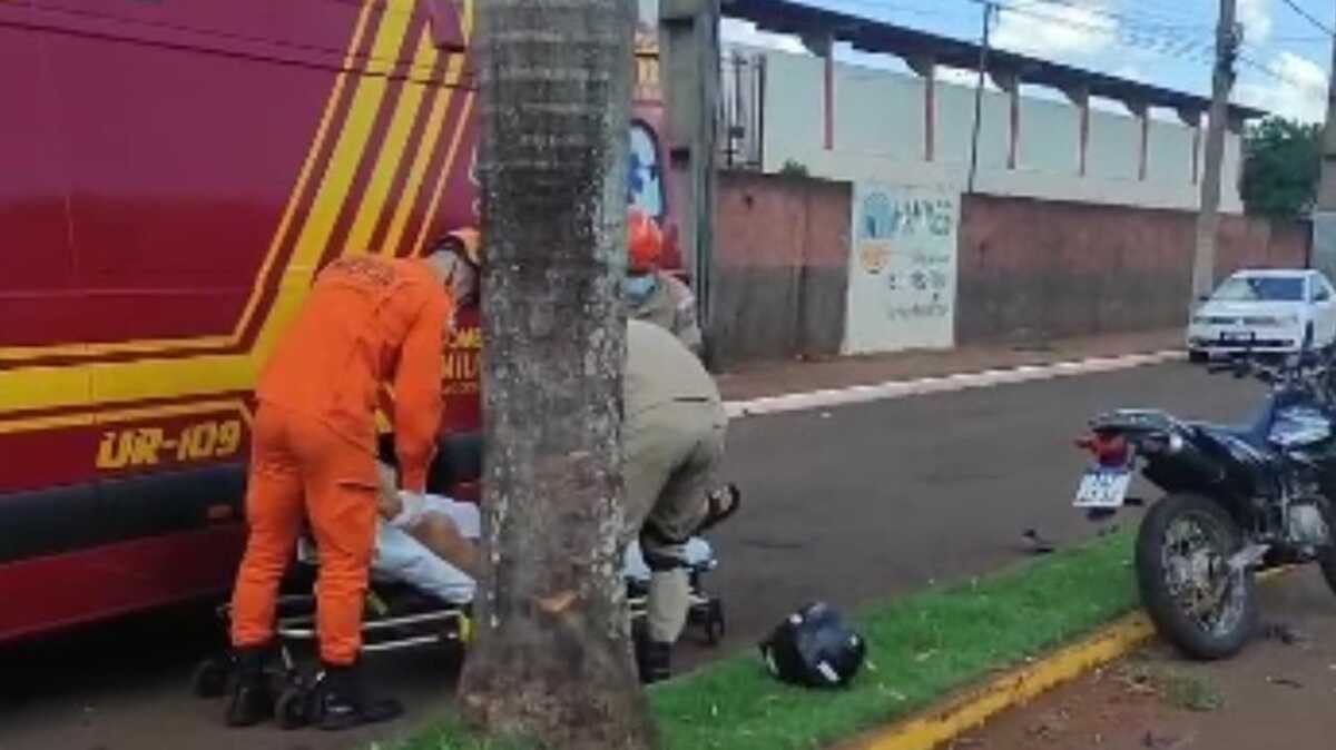 Motociclista fica em estado grave após bater em árvore em Rio Brilhante