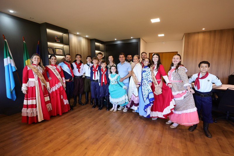 Prefeito recebe integrantes do CTG após destaque no Fegams e destaca conquistas